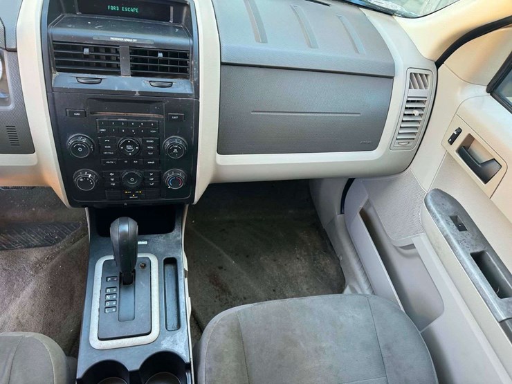 2010-ford-escape-image-8