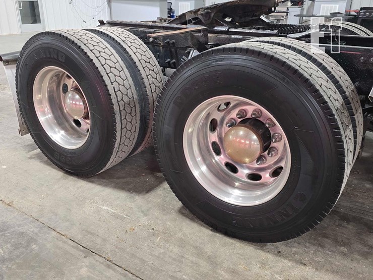 2015-peterbilt-389-image-29