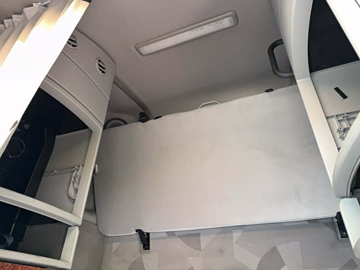 2005-volvo-semi-image-54