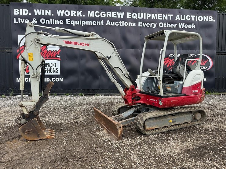2022-takeuchi-tb240-image-1