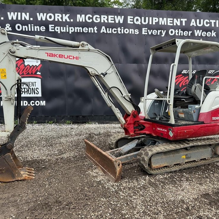 2022 TAKEUCHI TB240