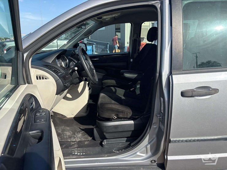 2015-dodge-grand-caravan-image-12