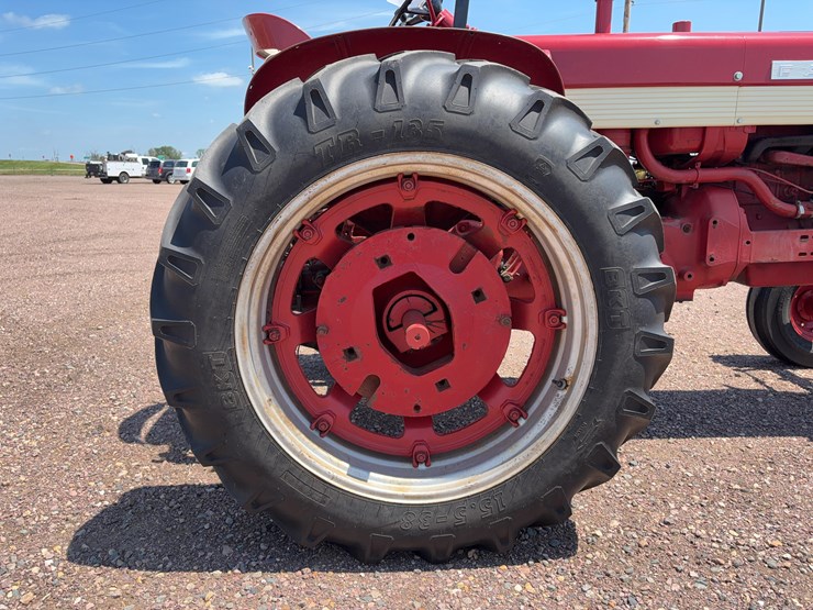 farmall-560-tractor-image-13