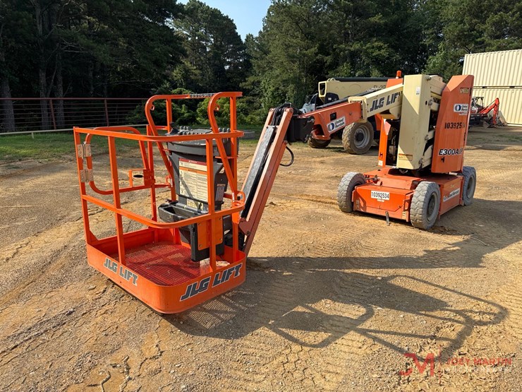 2015-jlg-e300ajp-image-2