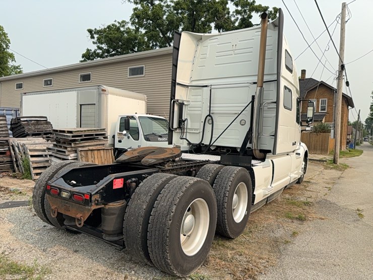 2019-volvo-vnl860-sleeper-cab-semi-image-5