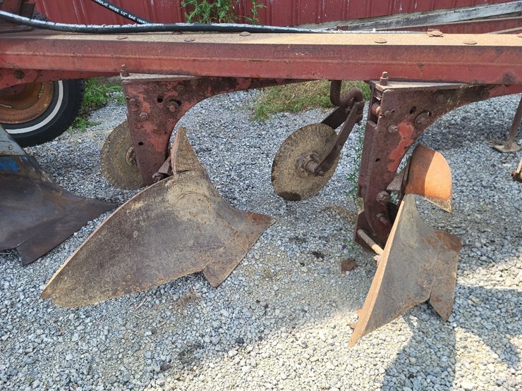 international-540-in-furrow-4-bottom-moldboard-plow-w/coulters-image-14
