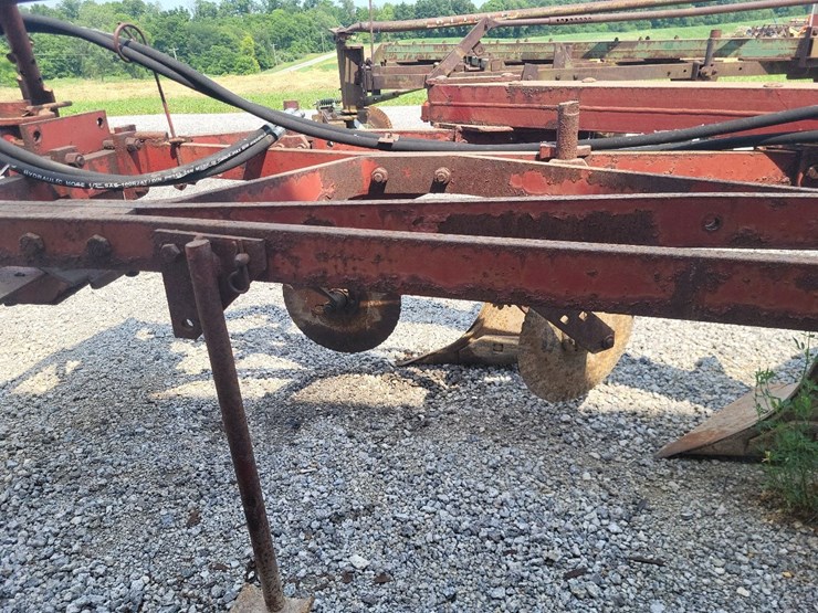 international-540-in-furrow-4-bottom-moldboard-plow-w/coulters-image-23