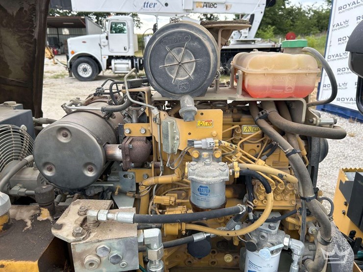 2014-caterpillar-cb34-image-9