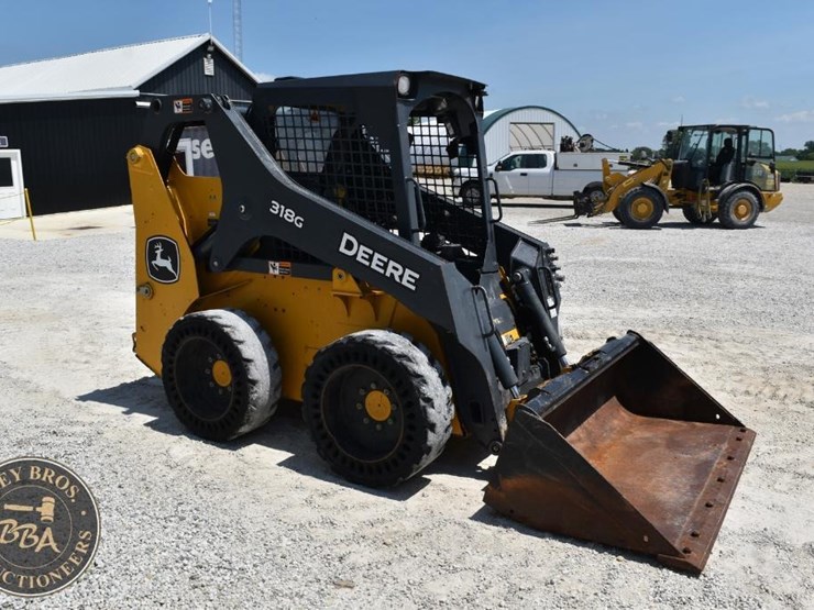 2021-deere-318g-image-17