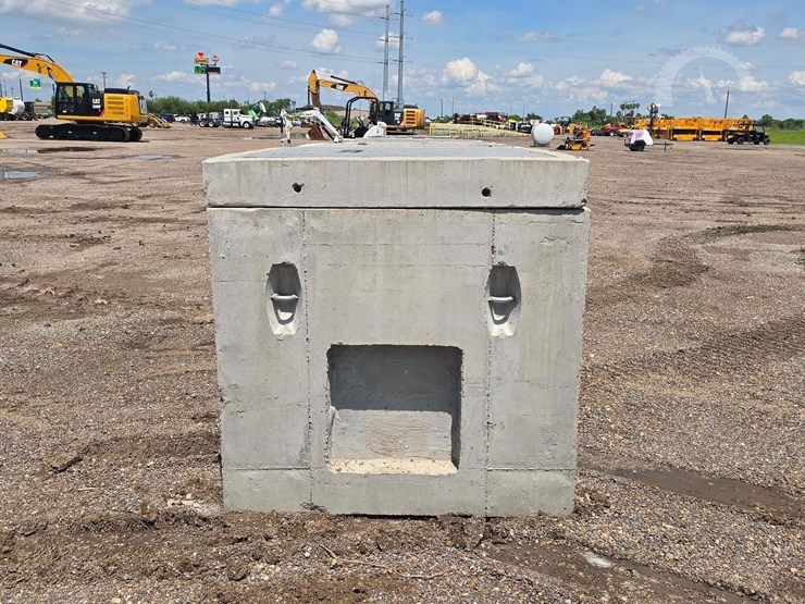 qty.-(6)-precast-concrete-utility-vaults-image-3
