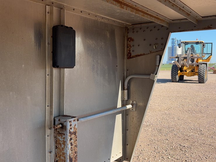 2009-wilson-livestock-trailer-image-16