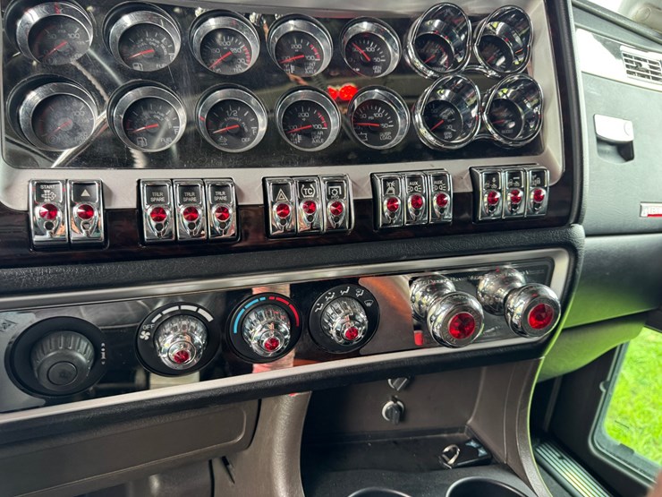 2021-kenworth-w900l-image-43