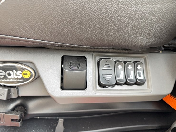 2019-volvo-vnl860-sleeper-cab-semi-image-45