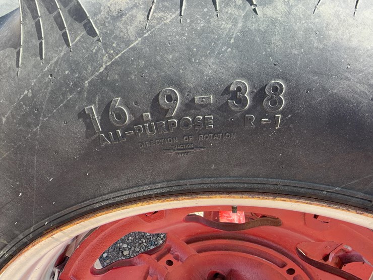 farmall-560-tractor-image-39