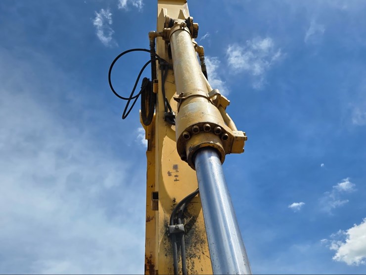 deere-200c-lc-image-19
