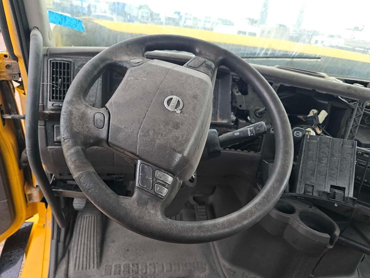 2016-volvo-vnl64t300-image-10