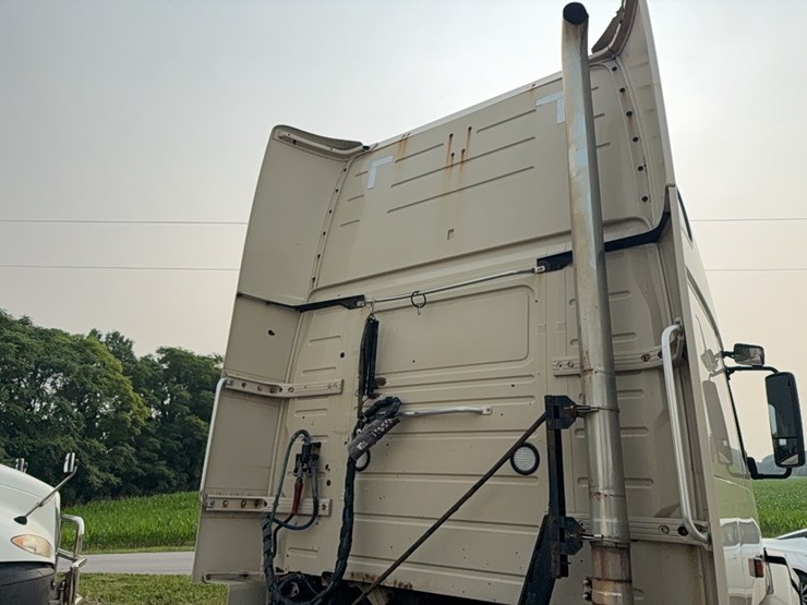 2005-volvo-semi-image-12