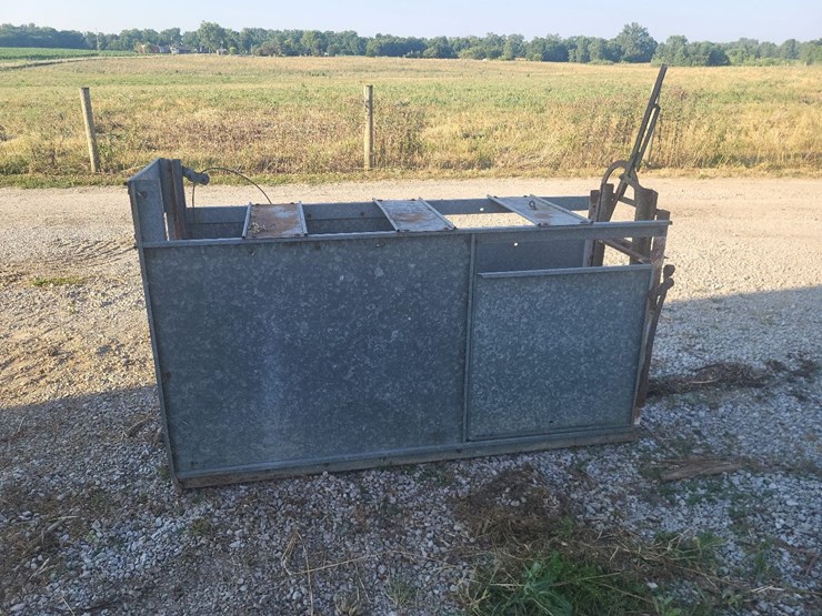 goat/sheep-galvanized-head-chute-w/floor-and-roll-up-rear-gate-image-2