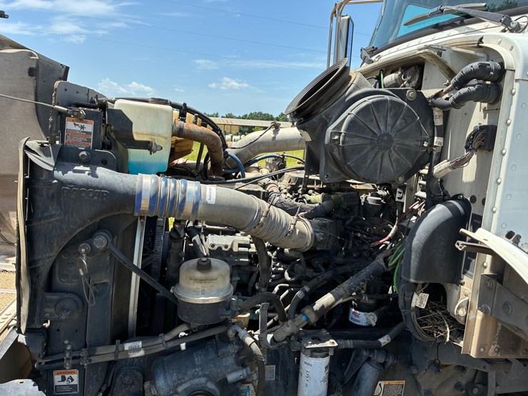 #9920-•-2015-peterbilt-image-18