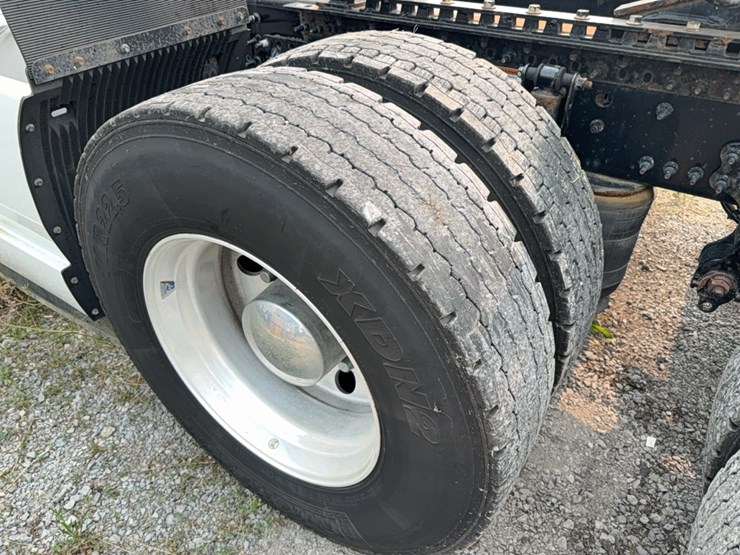 2019-volvo-vnl860-sleeper-cab-semi-image-29