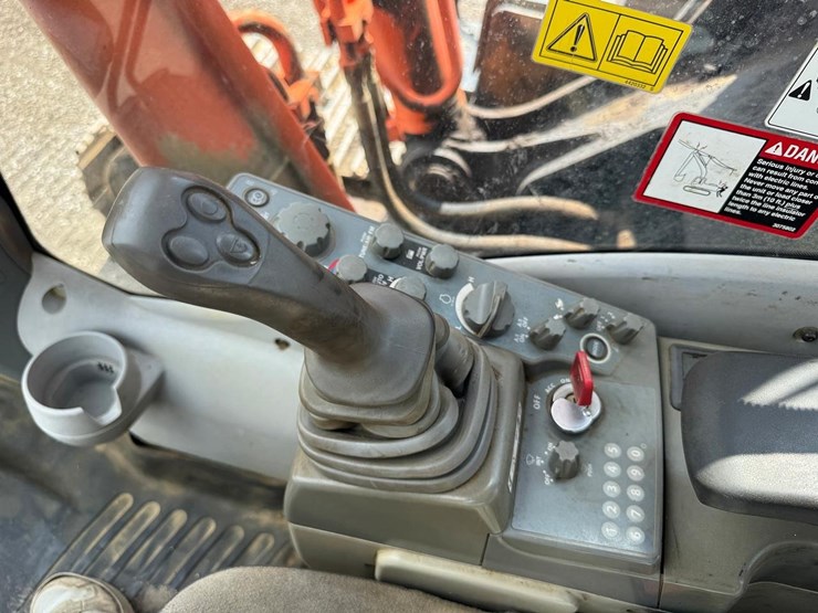 2015-hitachi-zx350lc-6n-image-25