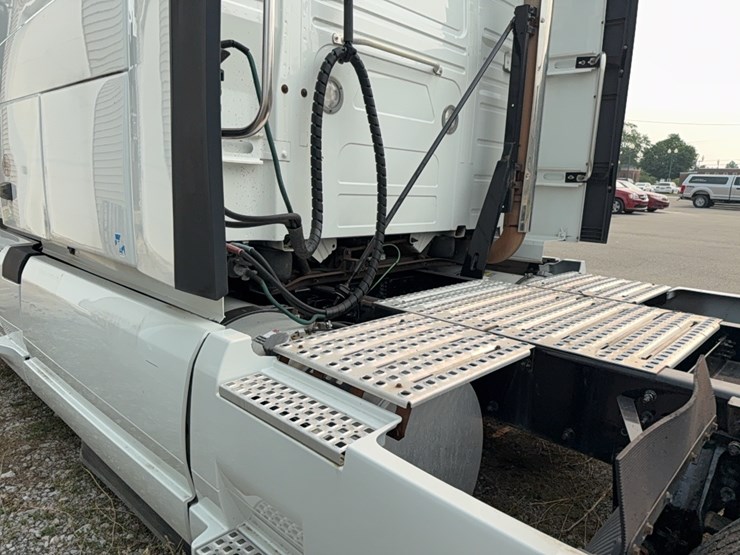2019-volvo-vnl860-sleeper-cab-semi-image-12