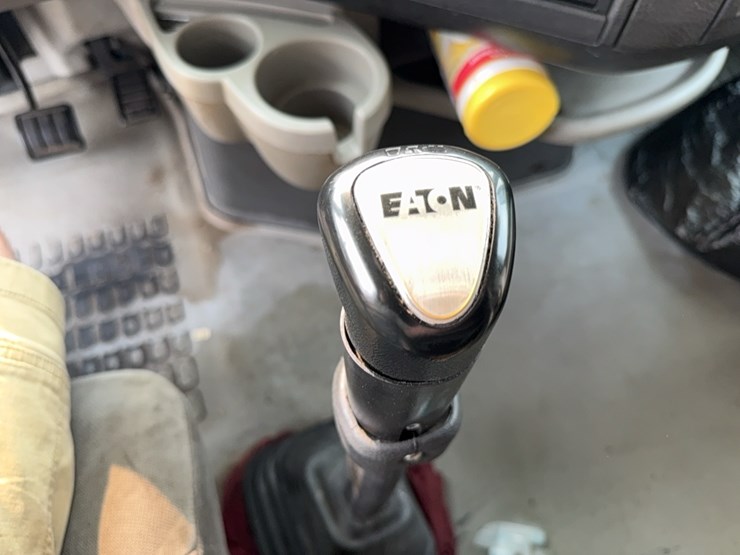 2005-volvo-semi-image-48