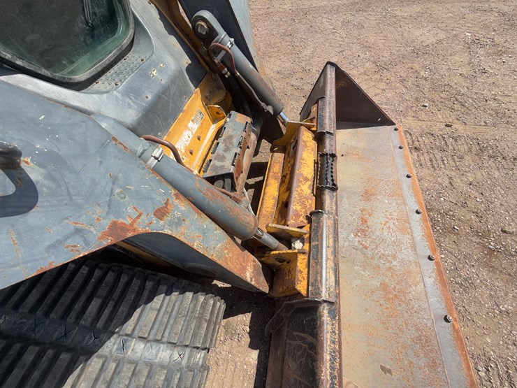 2011-john-deere-329d-image-16