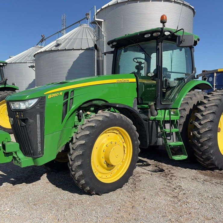 2011 JOHN DEERE 8260R