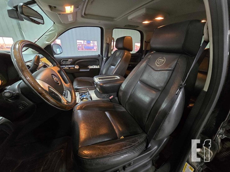2013-cadillac-escalade-image-9