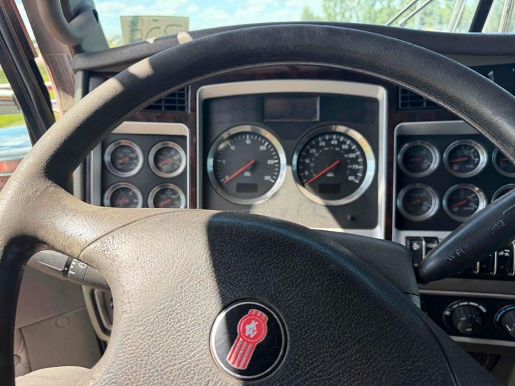 2012-kenworth-t800-image-33