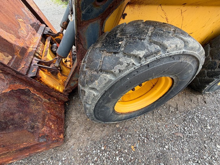 2021-deere-330g-image-3