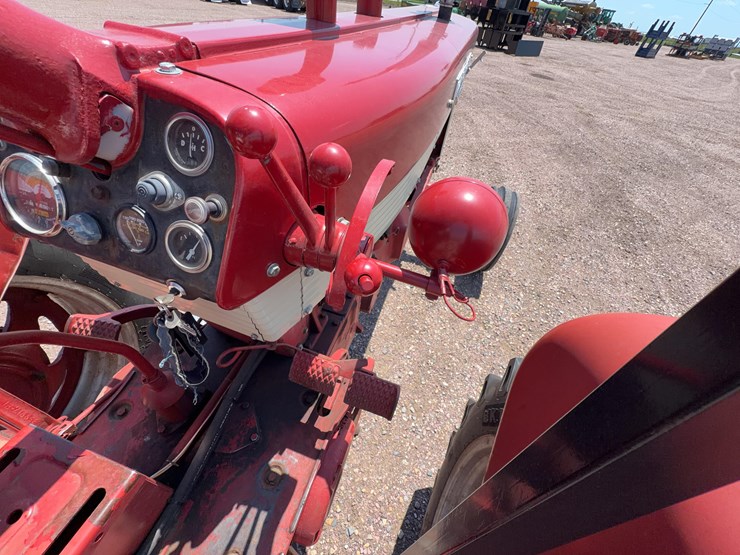 farmall-560-tractor-image-41