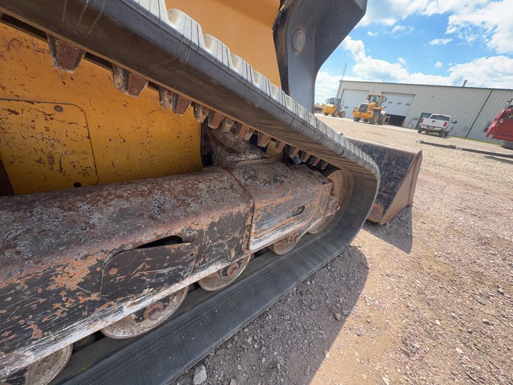 2011-john-deere-329d-image-19