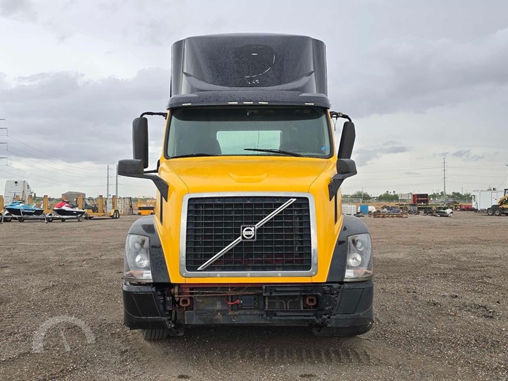 2016-volvo-vnl64t300-image-7