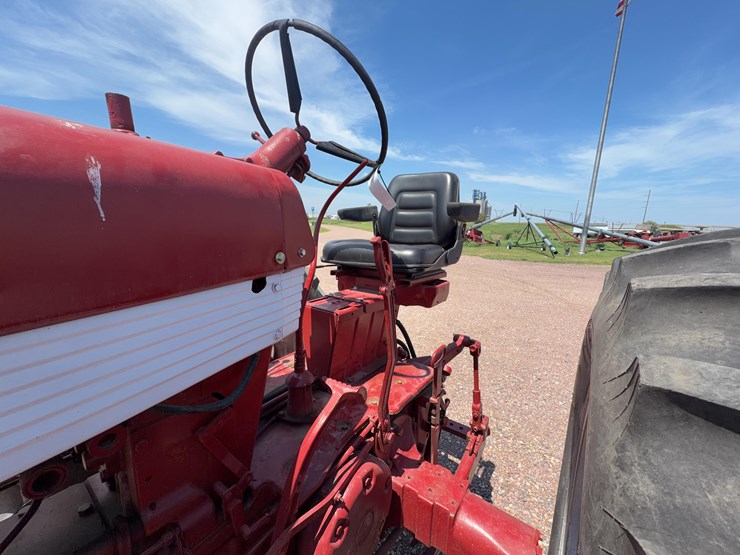 farmall-560-tractor-image-25