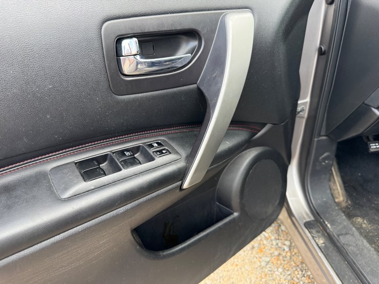 2010-nissan-rogue-image-52