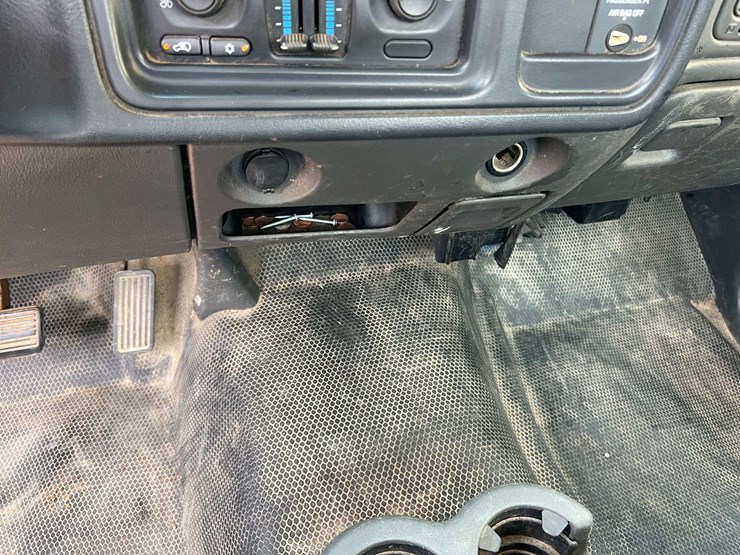 2004-chevrolet-silverado-2500-image-25