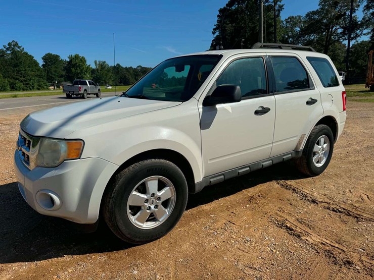 2010-ford-escape-image-1