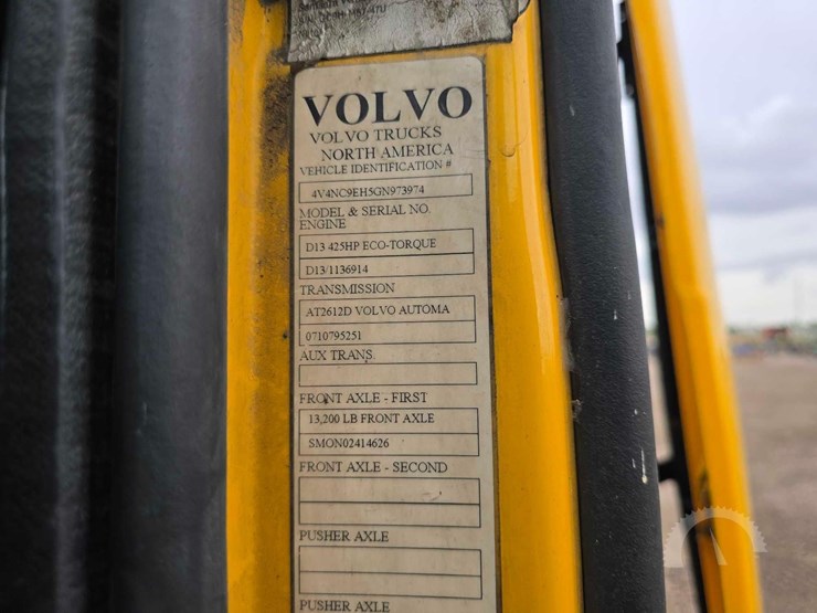 2016-volvo-vnl64t300-image-28