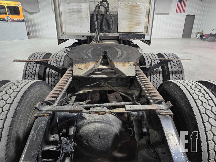 2015-peterbilt-389-image-19