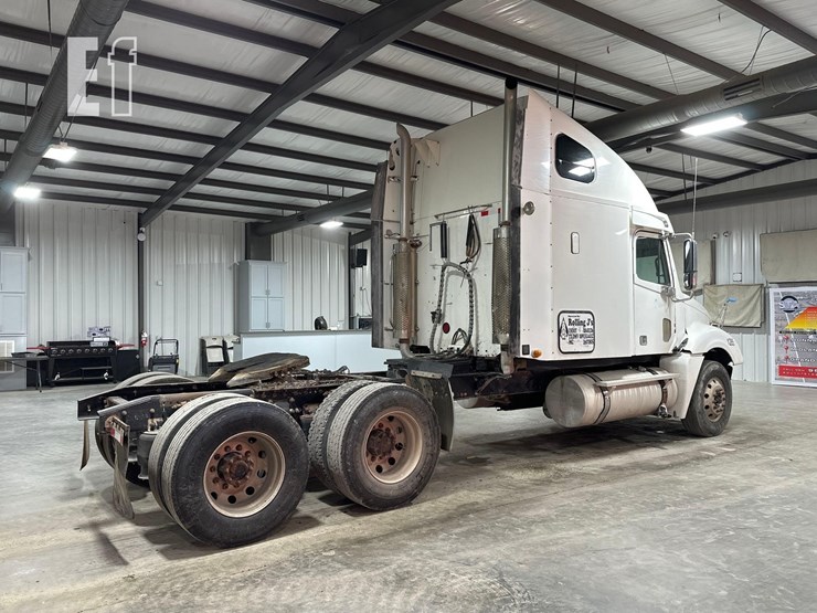 2007-freightliner-columbia-120-image-3