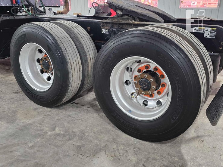 2019-peterbilt-567-image-25