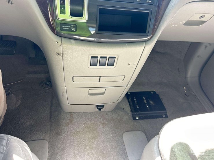 2015-nissan-quest-image-14