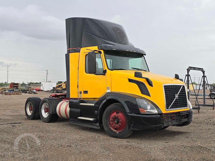 2016-volvo-vnl64t300-image-2
