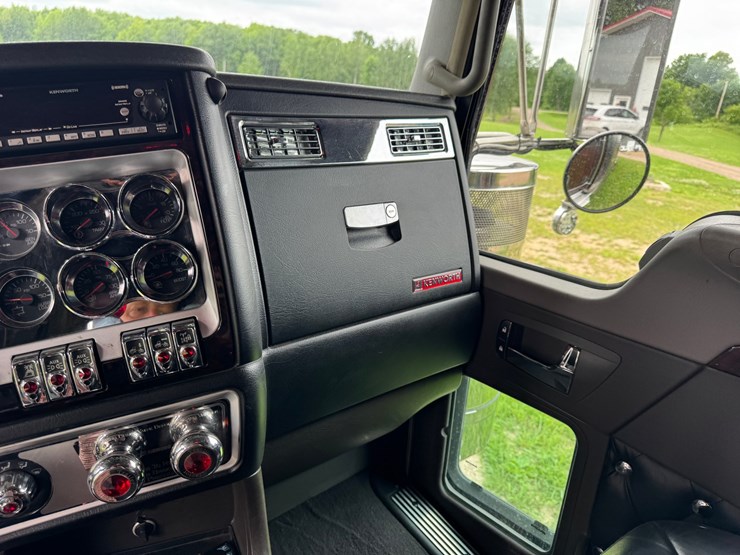 2021-kenworth-w900l-image-41