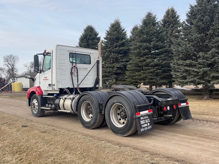 2015-volvo-vnl-semi-image-7