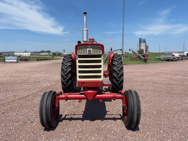 farmall-560-tractor-image-2