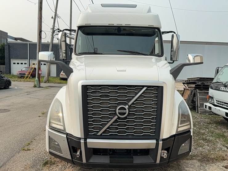 2019-volvo-vnl860-sleeper-cab-semi-image-2