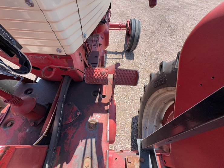 farmall-560-tractor-image-39